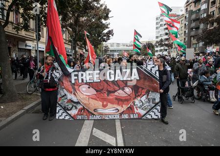 Hunderte Demonstranten versammelten sich am Sonntag, den 6. Oktober 2024, am Berliner Kottbusser Tor, bei einem pro-palästinensischen marsch, der gegen den anhaltenden Krieg in Gaza protestierte. Der marsch begann am frühen Nachmittag und bewegte sich durch den Kreuzberger Bezirk in Richtung Neukoelln. Ursprünglich geplant, in der Sonnenallee zu enden, wurde die Strecke auf die Kreuzung Kottbusser Damm und Lenaustraße umgestellt. Die Demonstranten trugen palästinensische Fahnen und Banner, skandierten Parolen und drückten Solidarität mit dem Volk von Gaza aus. Während des marsches verhaftete die Polizei mehrere Personen für verschiedene Straftaten, einschließlich der Verwendung Stockfoto