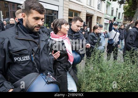 Hunderte Demonstranten versammelten sich am Sonntag, den 6. Oktober 2024, am Berliner Kottbusser Tor, bei einem pro-palästinensischen marsch, der gegen den anhaltenden Krieg in Gaza protestierte. Der marsch begann am frühen Nachmittag und bewegte sich durch den Kreuzberger Bezirk in Richtung Neukoelln. Ursprünglich geplant, in der Sonnenallee zu enden, wurde die Strecke auf die Kreuzung Kottbusser Damm und Lenaustraße umgestellt. Die Demonstranten trugen palästinensische Fahnen und Banner, skandierten Parolen und drückten Solidarität mit dem Volk von Gaza aus. Während des marsches verhaftete die Polizei mehrere Personen für verschiedene Straftaten, einschließlich der Verwendung Stockfoto