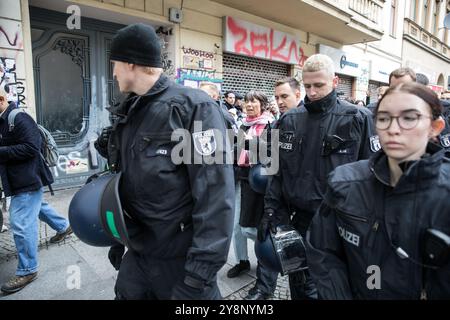 Hunderte Demonstranten versammelten sich am Sonntag, den 6. Oktober 2024, am Berliner Kottbusser Tor, bei einem pro-palästinensischen marsch, der gegen den anhaltenden Krieg in Gaza protestierte. Der marsch begann am frühen Nachmittag und bewegte sich durch den Kreuzberger Bezirk in Richtung Neukoelln. Ursprünglich geplant, in der Sonnenallee zu enden, wurde die Strecke auf die Kreuzung Kottbusser Damm und Lenaustraße umgestellt. Die Demonstranten trugen palästinensische Fahnen und Banner, skandierten Parolen und drückten Solidarität mit dem Volk von Gaza aus. Während des marsches verhaftete die Polizei mehrere Personen für verschiedene Straftaten, einschließlich der Verwendung Stockfoto