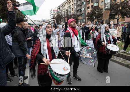 6. Oktober 2024, Berlin, Deutschland: Hunderte Demonstranten versammelten sich am Sonntag, 6. Oktober 2024, am Berliner Kottbusser Tor zu einem pro-palästinensischen marsch, der gegen den anhaltenden Krieg in Gaza protestierte. Der marsch begann am frühen Nachmittag und bewegte sich durch den Kreuzberger Bezirk in Richtung Neukoelln. Ursprünglich geplant, in der Sonnenallee zu enden, wurde die Strecke so angepasst, dass sie am Kreuzungspunkt Kottbusser Damm und LenaustraÃŸe endet. Die Demonstranten trugen palästinensische Fahnen und Banner, skandierten Parolen und drückten Solidarität mit dem Volk von Gaza aus. Während des marsches verhaftete die Polizei mehrere Personen wegen V Stockfoto