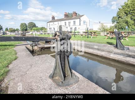 Winding Gear im Kings Lock Middlewich, Cheshire, wo der Kings Lock Pub am Rande des Kanals (Trent und Mersey Kanal) im Freien sitzt. Stockfoto