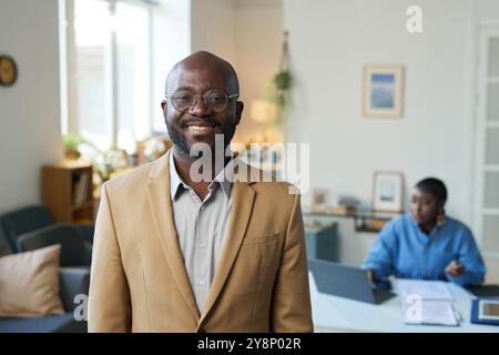 Schwarzer Mann im Büro Stockfoto