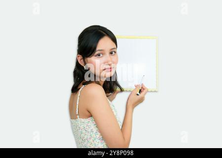 Junger asiatischer Tutorlehrer mit einem Whiteboard-Unterricht. Leeres Whiteboard für englische Sprache Stockfoto