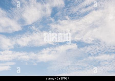 Nützliches Bild eines blauen Himmels mit verschiedenen Mustern innerhalb der weißen Wolkenformationen. Vielleicht nützlich für den Austausch des Himmels mit Fotoshop-Schichten. Stockfoto