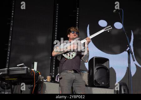 Gitarrist und Sänger John Dwyer von der Band Oh Sees, Osees, Thee Oh Sees, auf der Bühne eines Festivals im Mai 2019 in Großbritannien Stockfoto