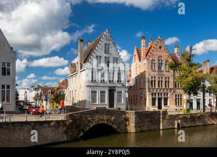 Belgien, Flandern, Brügge, Sint Gillis, Langerei Kanalbrücke und Kanalhäuser Stockfoto