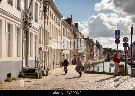 Belgien, Flandern, Brügge, Sint Annarei, Kanalhäuser mit Radfahrern auf der Straße Stockfoto