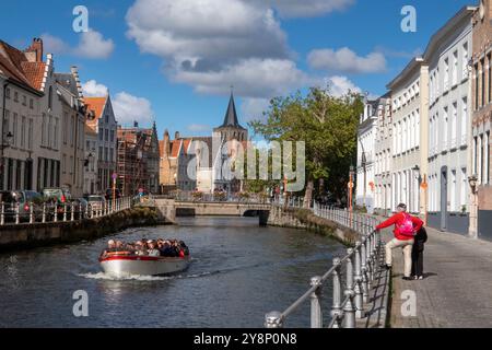 Belgien, Flandern, Brügge, Sint Annarei, Kanaltouristikboot Stockfoto