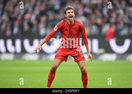 Frankfurt, Deutschland. Oktober 2024. Fußball 1. Bundesliga 6. Spieltag Eintracht Frankfurt - FC Bayern München am 06.10.2024 im Deutschen Bank Park in Frankfurt Thomas Müller ( München ) DFL-Vorschriften verbieten jede Verwendung von Fotografien als Bildsequenzen und/oder Quasi-Video. Foto: Revierfoto Credit: ddp Media GmbH/Alamy Live News Stockfoto