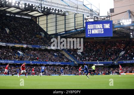 London, Großbritannien. Oktober 2024. Ein Bildschirm zeigt 13 Minuten zusätzliche Zeit während des Spiels Chelsea FC gegen Nottingham Forest FC English Premier League am 6. Oktober 2024 in Stamford Bridge, London, England, Großbritannien. Credit: Every Second Media/Alamy Live News Stockfoto