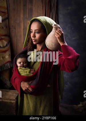 Live-Nachstellung der Weihnachtskrippe in einer afrikanischen Version mit äthiopischer Jungfrau Maria und einer schwarzen Babypuppe Stockfoto