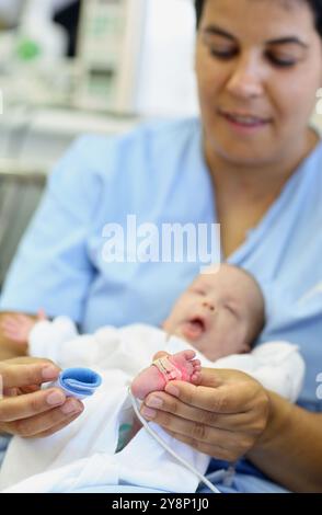 Pflegepersonal, Neugeborene-Intensivstation, Donostia Hospital, San Sebastian, Donostia, Gipuzkoa, Baskenland, Spanien. Stockfoto