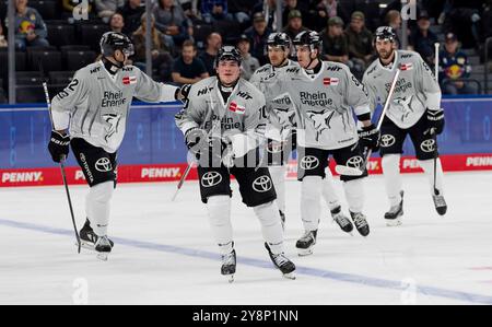 Die Koelner bejubeln mit Justin Schuetz (Koelner Haie, #10) dessen Tor zum 0:1. GER, EHC Red Bull Muenchen gegen Koelner Haie, Eishockey, DEL, 7. Spieltag, Saison 2024/2025, 06.10.2024. Foto: Eibner-Pressefoto/Franz Feiner Stockfoto