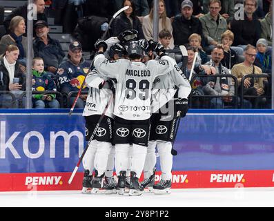 Die Koelner bejubeln mit Justin Schuetz (Koelner Haie, #10) dessen Tor zum 0:1. GER, EHC Red Bull Muenchen gegen Koelner Haie, Eishockey, DEL, 7. Spieltag, Saison 2024/2025, 06.10.2024. Foto: Eibner-Pressefoto/Franz Feiner Stockfoto