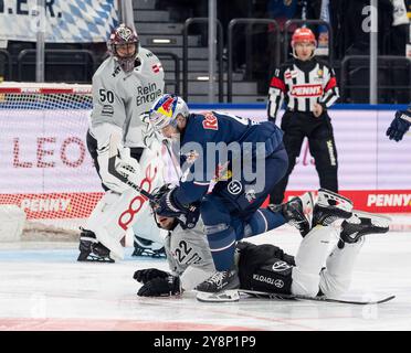 ZWEIKAMPF zwischen Tobias Rieder (EHC Red Bull Muenchen, #8) und Maximilian Gloetzl (Koelner Haie, #22) vor dem Tor von Julius Hudacek (Torwart, Koelner Haie, #35). GER, EHC Red Bull Muenchen gegen Koelner Haie, Eishockey, DEL, 7. Spieltag, Saison 2024/2025, 06.10.2024. Foto: Eibner-Pressefoto/Franz Feiner Stockfoto