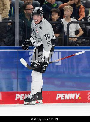 Justin Schuetz (Koelner Haie, #10) bejubelt sein Tor zum 0:1. GER, EHC Red Bull Muenchen gegen Koelner Haie, Eishockey, DEL, 7. Spieltag, Saison 2024/2025, 06.10.2024. Foto: Eibner-Pressefoto/Franz Feiner Stockfoto