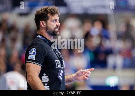 Florian Kehrmann (TBV Lemgo Lippe, Trainer) gestikuliert GER, TBV Lemgo Lippe vs. SC DHfK Leipzig, Handball, 1. Bundesliga, 5. Spieltag, Spielzeit 2024/2025, 06.10.2024 Foto: Eibner-Pressefoto / Jan Rollinger Stockfoto