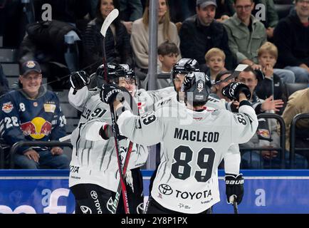 Die Koelner bejubeln mit Justin Schuetz (Koelner Haie, #10) dessen Tor zum 0:1. GER, EHC Red Bull Muenchen gegen Koelner Haie, Eishockey, DEL, 7. Spieltag, Saison 2024/2025, 06.10.2024. Foto: Eibner-Pressefoto/Franz Feiner Stockfoto