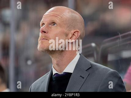 Cheftrainer Toni Soederholm (EHC Red Bull Muenchen). GER, EHC Red Bull Muenchen gegen Koelner Haie, Eishockey, DEL, 7. Spieltag, Saison 2024/2025, 06.10.2024. Foto: Eibner-Pressefoto/Franz Feiner Stockfoto