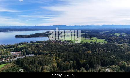 Tutzing, Bayern, Deutschland, 06. Oktober2024: Ein Herbsttag, Spätsommertag im Tutzing Landkreis Starnberg. Hier der Blick per Drohne auf die Ilkahöhe, Oberzeismering auf den Starnberger See, den Karpfenwinkel, Unterzeismering und Bernried, im Hintergrund die Alpenkette mit Benediktenwand und Karwendel *** Tutzing, Bayern, Deutschland, 06 Oktober2024 ein Herbsttag, Spätsommertag im Tutzing Stadtteil Starnberg hier der Blick per Drohne auf die Ilkahöhe, Oberzeismering auf den Starnwand und Kartenwand im Hintergrund, die Kartenwand im Unterzeismering und Kartenwand im Hintergrund Stockfoto