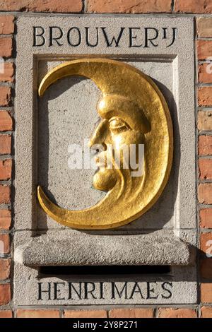 Belgien, Flandern, Brügge, Walplein, goldener Mond Henri Maes Brauerei Schild Stockfoto