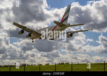 Ein Emirates Airbus A380-800 bei finalem Anflug auf Start- und Landebahn 15, Birmingham International Airport (BHX), Birmingham, England Stockfoto