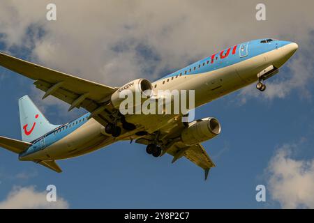 Eine TUI Boeing 737-800 auf der Landebahn 15, Birmingham International Airport (BHX), Birmingham, England Stockfoto