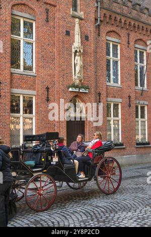 Belgien, Flandern, Brügge, Wijngaardplein, Touristen in Kutsche Stockfoto