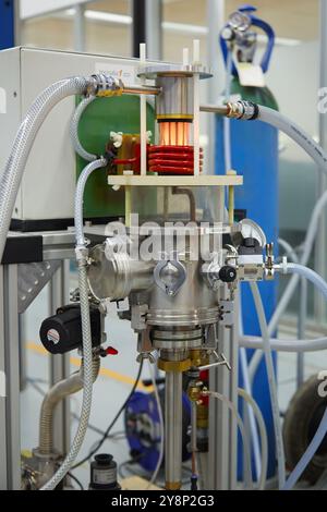 Vakuum-Levitation-Ausrüstung, unterstützt durch einen Induktionsofen, umfasst die Vakuum-Levitation-Ausrüstung 100-1000 g einen Tiegel, in Cu hergestellte und mit Wasser gekühlte Spule und Form dieses Vakuumsystem ist mit Argon gefüllt und verfügt über eine Gießereischwebeneinrichtung im Tiegel. seine Eigenschaften ermöglichen es, jede Kontaminationsquelle zu vermeiden die Stahlbauausrüstung wird in den Bereichen Nanotechnologien eingesetzt Industrie, Tecnalia Forschung und Innovation, Technologie- und Forschungszentrum, Technologiepark Zamudio, Derio, Bizkaia, Baskenland, Spanien. Stockfoto