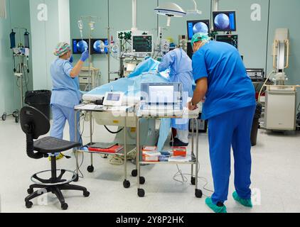 Operationssaal zur Platzierung des Defibrillators. Intensivstation Intensivstation Intensivstation, Krankenhaus Donostia, San Sebastian, Gipuzkoa, Baskenland, Spanien. Stockfoto