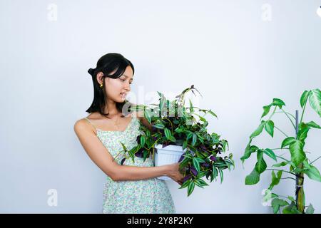 Junge Asiatische Gärtnerin Floristin Mit Gartenpflanzen Stockfoto