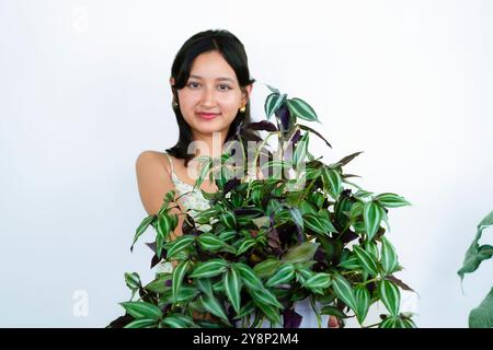 Junge Asiatische Gärtnerin Floristin Mit Gartenpflanzen Stockfoto