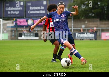 London, Großbritannien. Oktober 2024. Lucy Monkman (14 Dulwich Hamlet) in Aktion während des FA Womens National League Division One South East Spiels zwischen Dulwich Hamlet und Actonians am Champion Hill. Quelle: Liam Asman/Alamy Live News Stockfoto