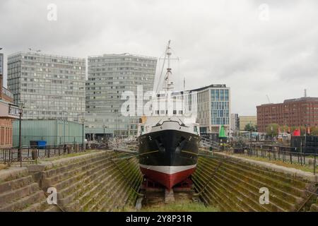 Ein alter Museumsschleppnetzfischer in einem Trockendock in Liverpool, Großbritannien Stockfoto