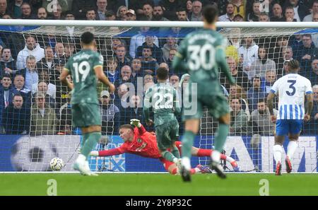 Brennan Johnson (Mitte) von Tottenham Hotspur erzielt das erste Tor des Spiels während des Premier League-Spiels im American Express Stadium in Brighton. Bilddatum: Sonntag, 6. Oktober 2024. Stockfoto