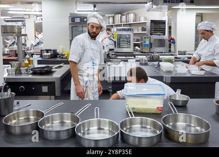 Küche, Restaurant Martin Berasategi, Lasarte, Gipuzkoa, Baskenland, Spanien, Europa. Stockfoto