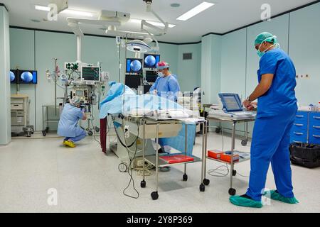 Operationssaal zur Platzierung des Defibrillators. Intensivstation Intensivstation Intensivstation, Krankenhaus Donostia, San Sebastian, Gipuzkoa, Baskenland, Spanien. Stockfoto