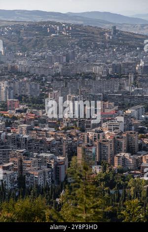 Tiflis, Georgien - 17. August 2024: Panoramablick auf die Stadt Tiflis, die Hauptstadt Georgiens. Stockfoto