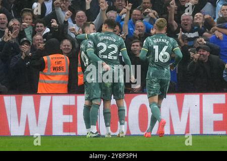 Brennan Johnson (Mitte) von Tottenham Hotspur feiert mit seinen Teamkollegen James Maddison (links) und Timo Werner beim Premier League-Spiel im American Express Stadium in Brighton das erste Tor des Spiels. Bilddatum: Sonntag, 6. Oktober 2024. Stockfoto