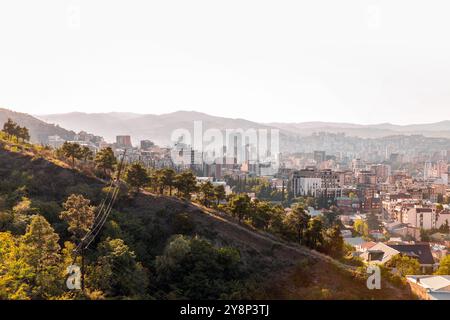 Tiflis, Georgien - 17. August 2024: Panoramablick auf die Stadt Tiflis, die Hauptstadt Georgiens. Stockfoto