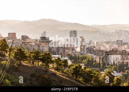 Tiflis, Georgien - 17. August 2024: Panoramablick auf die Stadt Tiflis, die Hauptstadt Georgiens. Stockfoto