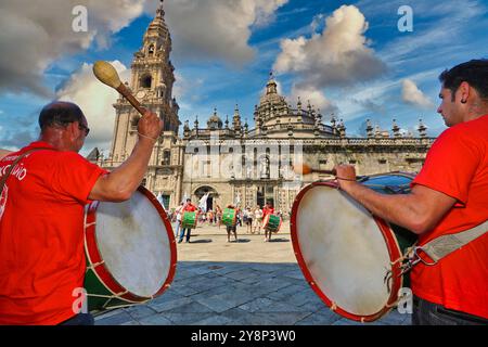 Leute, die Trommeln spielen, galizische Folklore, Festtag von Santiago, 25. Juli, Kathedrale, Praza da Quintana, Santiago de Compostela, A Coruña Provinz, Galicien, Spanien. Stockfoto