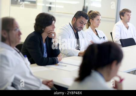 Medizinisches Treffen, klinische Sitzung, Onkologikoa Krankenhaus, Onkologisches Institut, Fallzentrum für Prävention, Diagnose und Behandlung von Krebs, Donostia, San Sebastian, Gipuzkoa, Baskenland, Spanien. Stockfoto