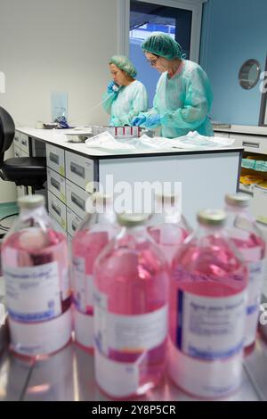 Zubereitung von Medikamenten, Reinraum, Apotheke, Krankenhaus Donostia, San Sebastian, Gipuzkoa, Baskenland, Spanien. Stockfoto