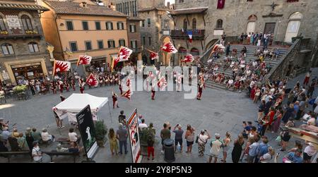 Fahnenwerfer auf dem Hauptplatz in Cortona, Italien. Der Archidado Joust geht auf das Mittelalter zurück. Stockfoto