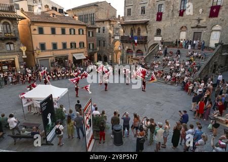 Fahnenwerfer auf dem Hauptplatz in Cortona, Italien. Der Archidado Joust geht auf das Mittelalter zurück. Stockfoto
