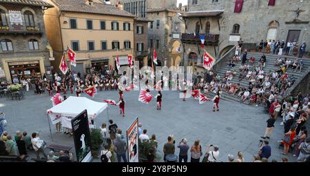 Fahnenwerfer auf dem Hauptplatz in Cortona, Italien. Der Archidado Joust geht auf das Mittelalter zurück. Stockfoto