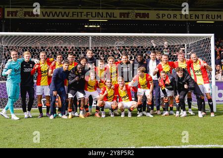 Deventer, Niederlande. Oktober 2024. DEVENTER, NIEDERLANDE - 6. OKTOBER: Die Spieler von Go Ahead Eagles feierten am 6. Oktober 2024 in de Adelaarshorst in Deventer, Niederlande den Sieg bei einem niederländischen Eredivisie-Spiel zwischen Go Ahead Eagles und Heracles Almelo. (Foto von Raymond Smit/Orange Pictures) Credit: Orange Pics BV/Alamy Live News Stockfoto