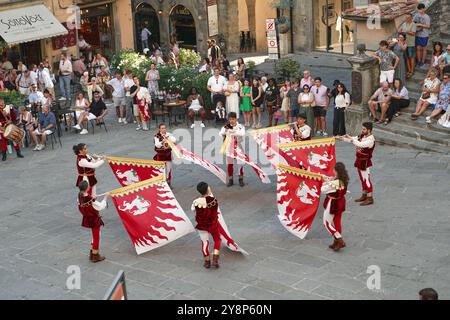 Fahnenwerfer auf dem Hauptplatz in Cortona, Italien. Der Archidado Joust geht auf das Mittelalter zurück. Stockfoto