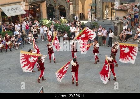 Fahnenwerfer auf dem Hauptplatz in Cortona, Italien. Der Archidado Joust geht auf das Mittelalter zurück. Stockfoto